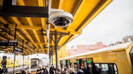 Gesucht wird ein Mann, der das hochexplosive Material in einem Beutel transportierte. 