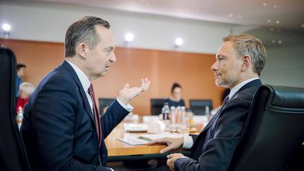 Volker Wissing FDP, Bundesminister für Verkehr und Digitales, und Christian Lindner FDP, Bundesminister der Finanzen, sind offenbar nicht einer Meinung beim Kurs für die FDP.