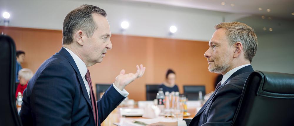 Volker Wissing FDP, Bundesminister für Verkehr und Digitales, und Christian Lindner FDP, Bundesminister der Finanzen, sind offenbar nicht einer Meinung beim Kurs für die FDP.