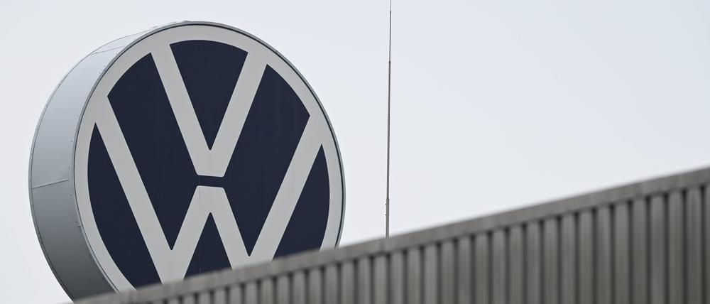 Das Volkswagen-Logo über den Werkshallen in Emden.
