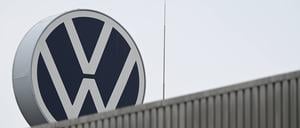 Das Volkswagen-Logo über den Werkshallen in Emden.
