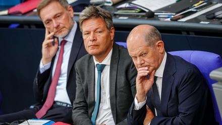 Das Trio aus Finanzminister Christian Lindner (FDP), Wirtschaftsminister Robert Habeck (Grüne) und Kanzler Olaf Scholz (SPD, von links nach rechts) funktioniert offenbar nicht mehr.
