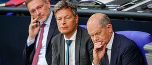 Das Trio aus Finanzminister Christian Lindner (FDP), Wirtschaftsminister Robert Habeck (Grüne) und Kanzler Olaf Scholz (SPD, von links nach rechts) funktioniert offenbar nicht mehr.