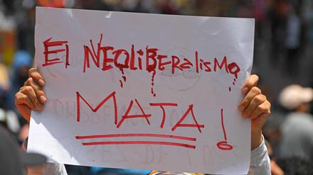 Zerrbild oder logische Fortführung des Liberalismus? „Neoliberalismus tötet“, behauptet dieser Demonstrant in Ecuador, nachdem die Stromversorgung massiv eingeschränkt wurde (Oktober 2024).
