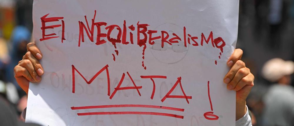 Zerrbild oder logische Fortführung des Liberalismus? „Neoliberalismus tötet“, behauptet dieser Demonstrant in Ecuador, nachdem die Stromversorgung massiv eingeschränkt wurde (Oktober 2024).