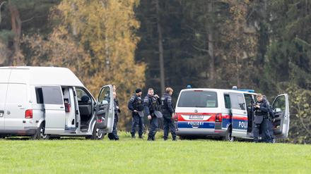 Polizisten stehen am 2. November 2024 neben ihren Autos in einem Wald in Altenfelden, Österreich.