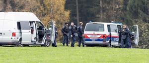 Polizisten stehen am 2. November 2024 neben ihren Autos in einem Wald in Altenfelden, Österreich.