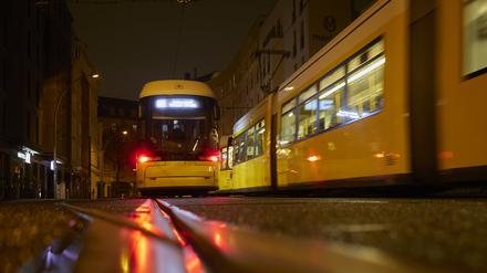 ARCHIV - 25.10.2023, Berlin: Zwei Tram-Bahnen treffen sich am Wendepunkt am Hackeschen Markt. (zu dpa: «E-Scooter-Fahrer nach Unfall mit Tram in Lebensgefahr») Foto: Jörg Carstensen/dpa +++ dpa-Bildfunk +++
