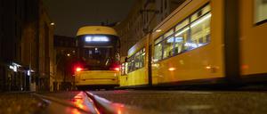 Zwei Tram-Bahnen treffen sich am Wendepunkt am Hackeschen Markt. (Symbolbild)