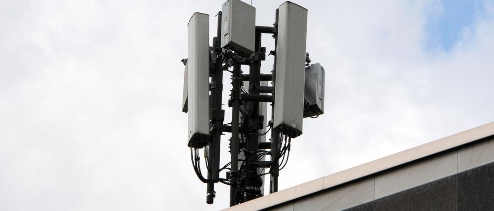 Mobilfunkantennen im Standard 4G/LTE (länglich) und 5G (quadratisch) stehen auf einem Haus.