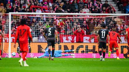 Harry Kane (r) schießt den Elfmeter in die Ecke, die ihm Union-Torwart Frederik Rönnow anzeigte.