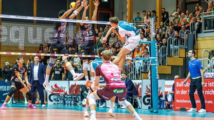 Netzhoppers KW gegen Berlin Volleys.