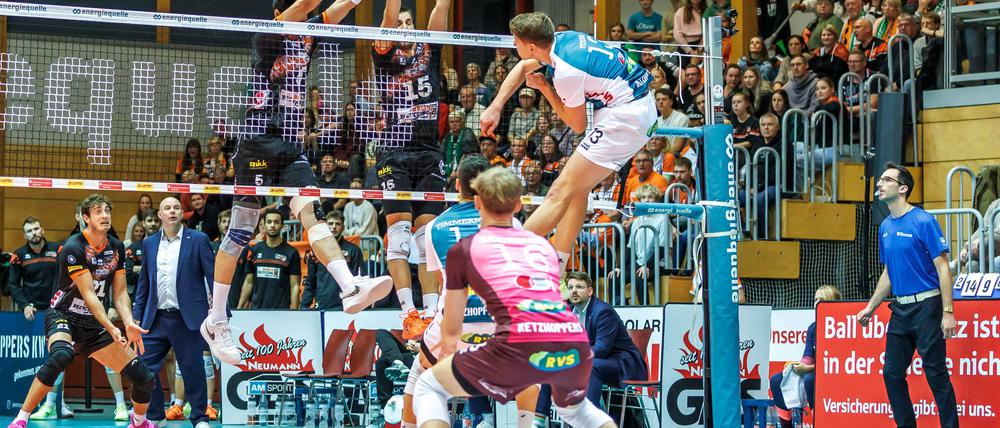 Netzhoppers KW gegen Berlin Volleys.