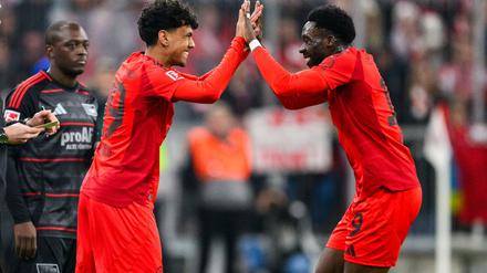 Der große Moment für Adam Aznou (l): Der 18 Jahre alte Debütant wird für Alphonso Davies (r) eingewechselt, der sich mit ihm freut.