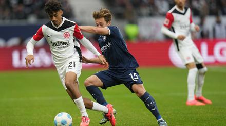 Frankfurts Nathaniel Brown (l) gelang gegen den VfL Bochum ein perfektes Startelf-Debüt für die Eintracht in der Bundesliga.