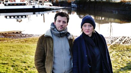Ben Salawi (Camill Jammal) und seine Kollegin Nora Weiss (Anna Maria Mühe) ermitteln. Szene des Films „Solo für Weiss: Tödliche Wahl“. Der Krimi läuft am 04.11. im ZDF.