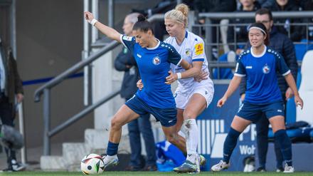 Valentina Limani (li., im Zweikampf mit Fiona Gaißer) und Turbine Potsdam haben am Sonnabend den ersten Punkt der Saison geholt, bleiben aber Schlusslicht. 