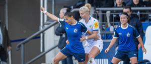 Valentina Limani (li., im Zweikampf mit Fiona Gaißer) und Turbine Potsdam haben am Sonnabend den ersten Punkt der Saison geholt, bleiben aber Schlusslicht. 