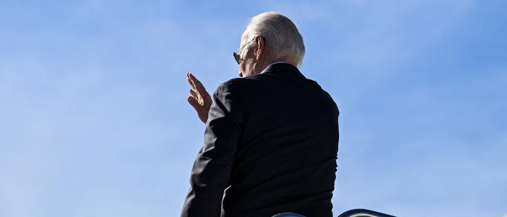U.S. Präsident Joe Biden winkt als er die Air Force One betritt.