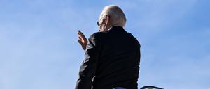 U.S. Präsident Joe Biden winkt als er die Air Force One betritt.