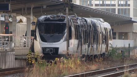 Der ausgebrannte Zug der Niederbarnimer Eisenbahn. Verletzt wurde bei dem Brand am Samstagabend niemand.