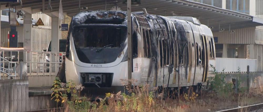 Der ausgebrannte Zug der Niederbarnimer Eisenbahn. Verletzt wurde bei dem Brand am Samstagabend niemand.