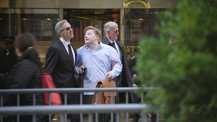 Sebastion Hotz wird in „I’m sorry, Mr. President – Der tiefe Fall des El Hotzo“ aus dem Trump Tower in New York abgeführt. 