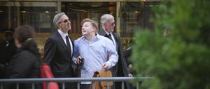 Sebastion Hotz wird in „I’m sorry, Mr. President – Der tiefe Fall des El Hotzo“ aus dem Trump Tower in New York abgeführt. 