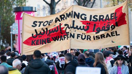 Die Teilnehmer protestierten gegen Waffenlieferungen an Israel.