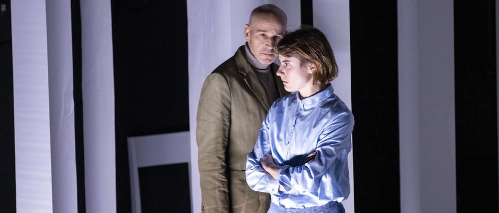zwei Szenenbilder aus „Gittersee“ am Berliner Ensemble hochwerfen. Credit: David Baltzer