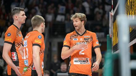 Matthew Knigge (rechts) zeigt seinen Teamkollegen, wo es langgeht. 