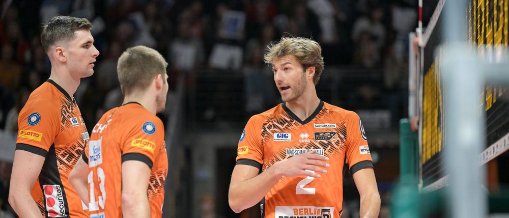 Matthew Knigge (rechts) zeigt seinen Teamkollegen, wo es langgeht.