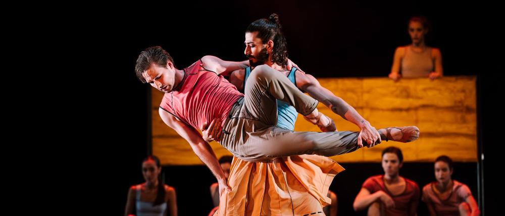 Szene aus "Schweben - Halb Du, halb ich" der Tanzkompanie Neustrelitz,