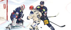 Eisbären-Goalie Jonas Stettmer hatte lange wenig zu befürchten, doch dann überschlugen sich die Ereignisse.