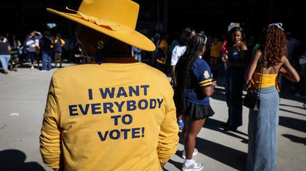 Eine Studentin der North Carolina Agricultural and Technical State University in Greensborowears trögt ein Shirt mit der Aufschrift: „I want everybody to vote!“ 