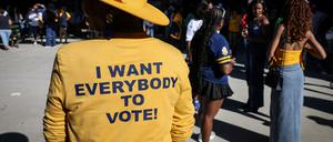 Eine Studentin der North Carolina Agricultural and Technical State University in Greensborowears trögt ein Shirt mit der Aufschrift: „I want everybody to vote!“ 