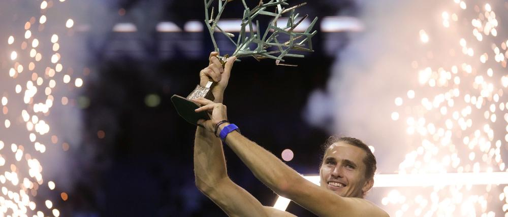 Alexander Zverev jubelt über den Turniersieg in Paris.
