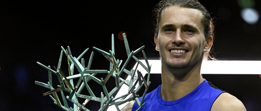 Alexander Zverev mit der Siegertrophäe von Paris.