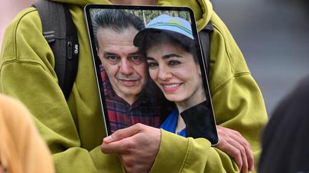Ein Demonstrant hält ein Bild des im Iran hingerichteten Deutsch-Iraners Jamshid Sharmahd, das ihn mit seiner Tochter zeigt. 