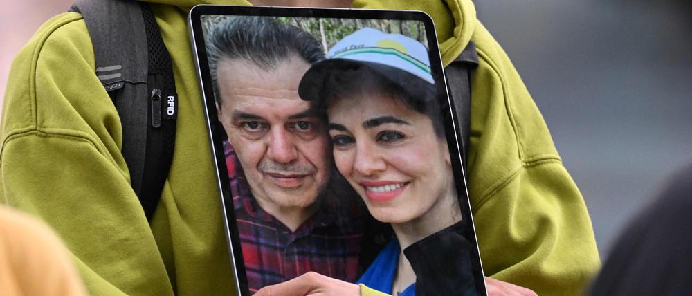 Ein Demonstrant hält ein Bild des im Iran hingerichteten Deutsch-Iraners Jamshid Sharmahd, das ihn mit seiner Tochter zeigt.