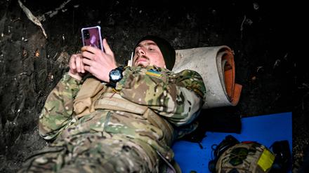 Ein Soldat der ukrainischen Streitkräfte schaut in der Region Saporischschja auf sein Handy (Archivbild aus dem November 2022).