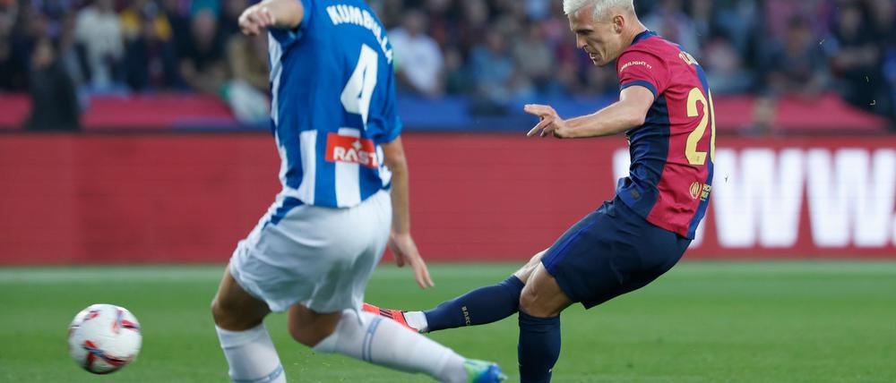 Der Ex-Leipziger Dani Olmo (r) brachte den FC Barcelona im Stadtderby früh auf die Siegstraße.
