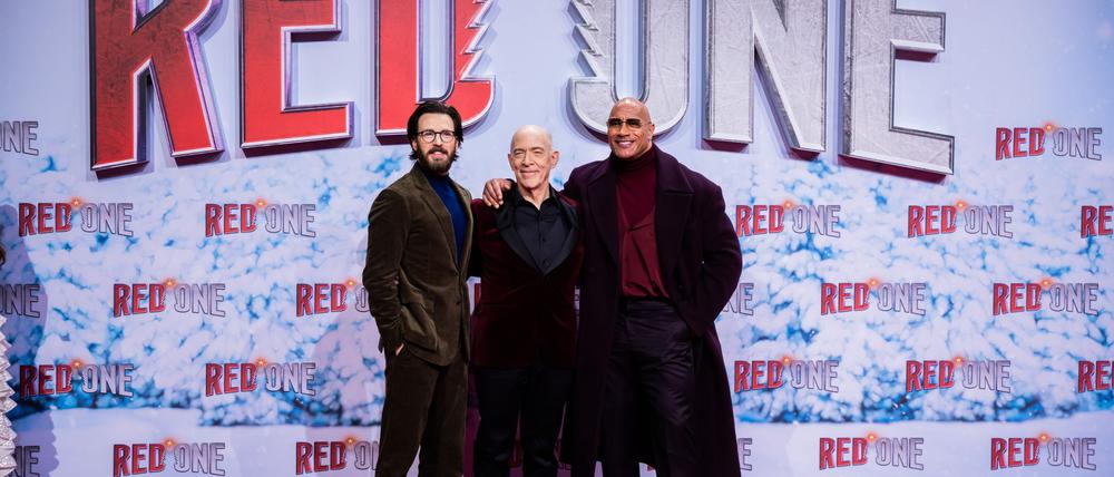 Chris Evans (l-r), J.K. Simmons und Dwayne Johnson auf dem Roten Teppich zur Weltpremiere des Films „Red One – Alarmstufe Weihnachten“. 