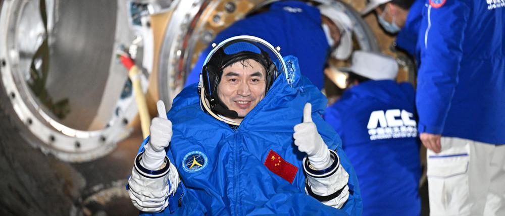Raumfahrer Ye Guangfu dankte der Missionsleitung, seinen Traum erfüllt und für die sichere Rückkehr gesorgt zu haben.