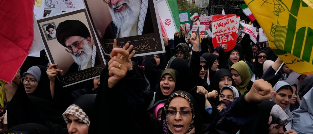An einem neuen Angriff auf Israel sollen Medienberichten zufolge auch die regulären iranischen Streitkräfte beteiligt sein.  