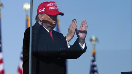 Donald Trump, US-Präsidentschaftskandidat der Republikaner und ehemaliger US-Präsident, auf einer Wahlkampfveranstaltung in Lititz/Pennsylvania.