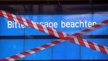 Anzeigetafel der DB Deutsche Bahn mit Schriftzug ´Bitte Ansage beachten`. (Symbolbild)