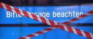 Anzeigetafel der DB Deutsche Bahn mit Schriftzug ´Bitte Ansage beachten`. (Symbolbild)