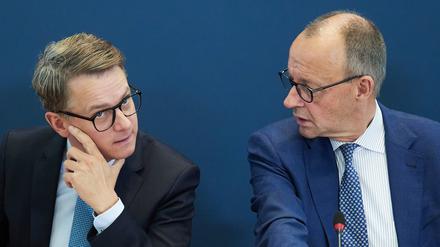 Carsten Linnemann (CDU, l), Generalsekretär, und Friedrich Merz (CDU), Bundesvorsitzender, sehen keine realisitische Chance für ein Misstrauensvotum der Union gegen SPD-Kanzler Olaf Scholzl.