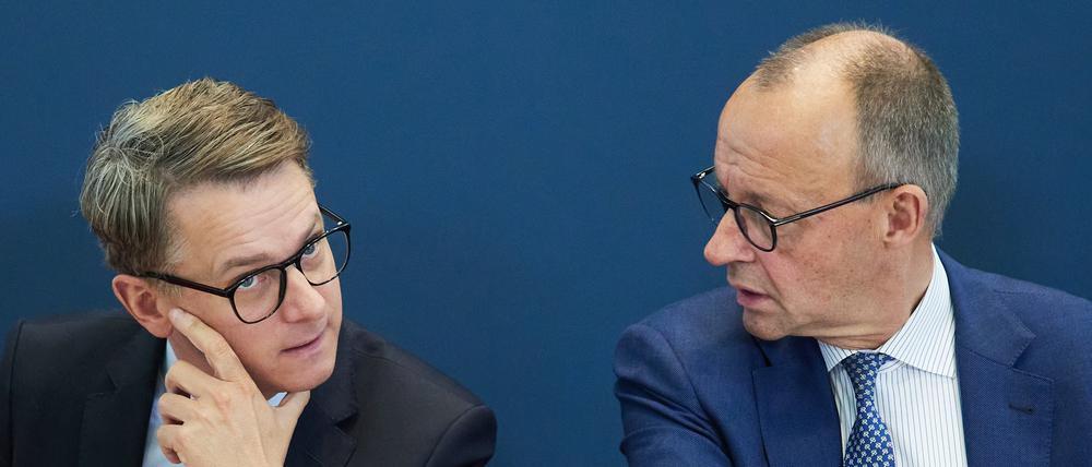 Carsten Linnemann (CDU, l), Generalsekretär, und Friedrich Merz (CDU), Bundesvorsitzender, sehen keine realisitische Chance für ein Misstrauensvotum der Union gegen SPD-Kanzler Olaf Scholzl.